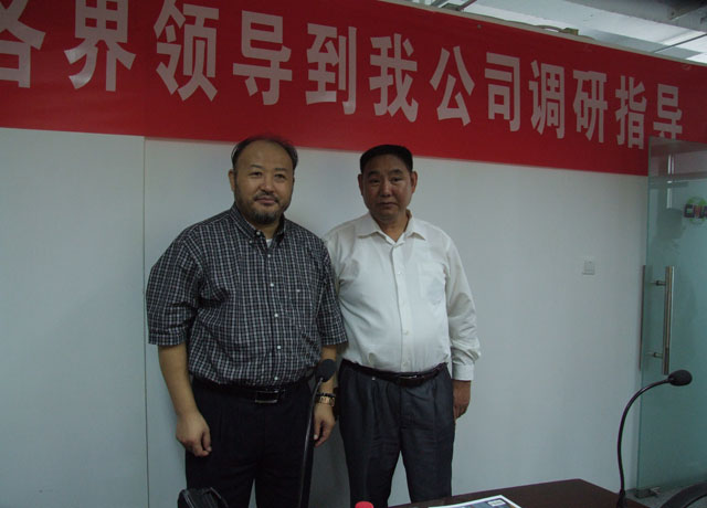 梁海洋名譽會長與侯世益會長合影
