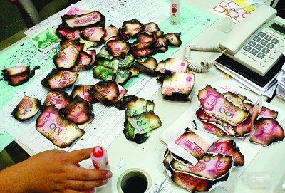 男子用報(bào)紙裹3萬(wàn)現(xiàn)金被母親誤當(dāng)廢紙燒掉