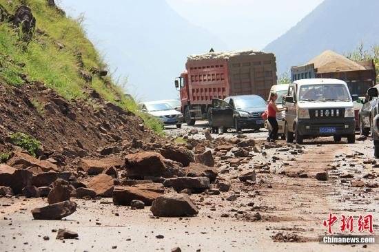 溫家寶看望彝良受災群眾 地震已致80死795傷
