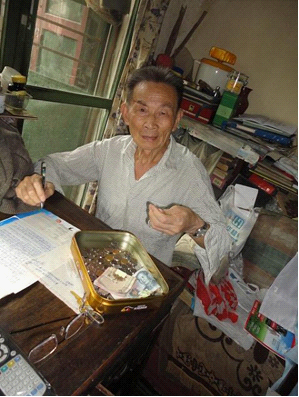 日行一善的“愛心爺爺”陳琦。