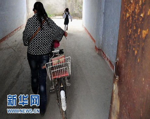 10月12日，稅成康的女兒稅憶寧（右）在外婆接送下放學回家。