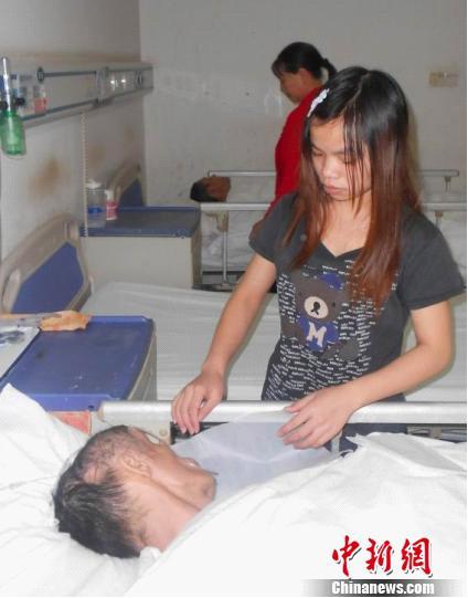18歲少女獨(dú)守植物人父親：“我相信他可以聽見”