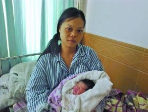 孕婦凌晨當街分娩 陌生男士圍人墻擋風(圖)