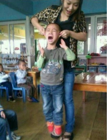 浙江溫嶺虐童教師被辭退 曾將幼童扔進垃圾桶