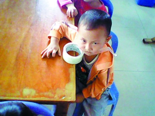 浙江溫嶺虐童教師被辭退 曾將幼童扔進垃圾桶