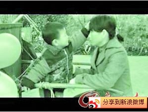 學生拍的視頻中，濤濤為媽媽擦汗。