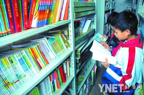 現(xiàn)在希望小學(xué)圖書館已擁有各種科普文化書籍五萬余冊。