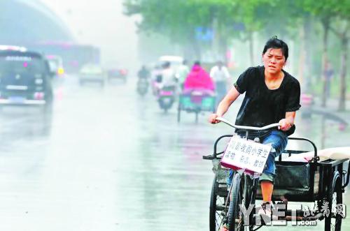 一個夏日午后，希望小學(xué)的校長李靈騎著一輛破舊三輪車冒雨收書歸來。