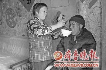 李中朵給公公喂飯。 