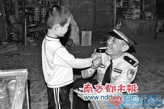 巡警隊長每月拿1/4工資助他人