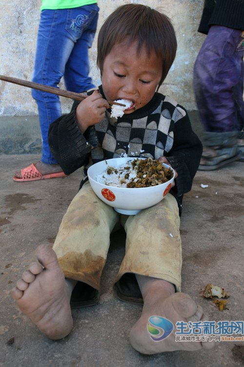 云南拉祜族村寨孩子冬天赤腳上學 