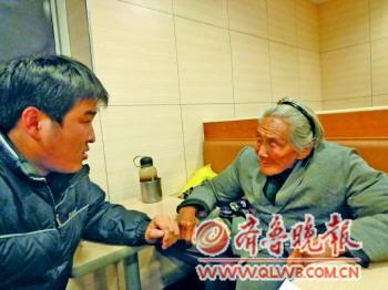 81歲老太乞討養活殘疾兒子卻另有3兒女拒贍養