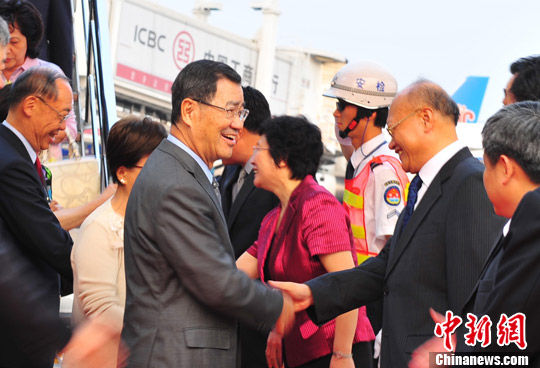 4月5日下午，以臺灣兩岸共同市場基金會榮譽董事長蕭萬長為團長的臺灣代表團飛抵海口美蘭機場，參加博鰲亞洲論壇2013年年會。國臺辦副主任陳元豐、海南省副省長何西慶到機場迎接蕭萬長一行。中新社發(fā) 尹海明 攝