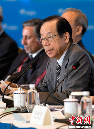 圖為博鰲亞洲論壇理事長、日本前首相福田康夫在會員大會上發(fā)言。中新社發(fā) 鐘欣 攝