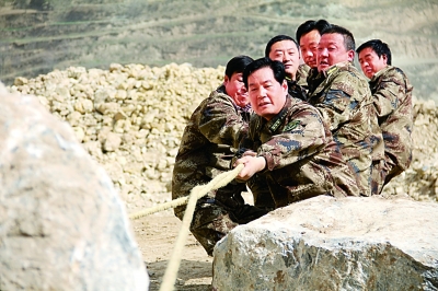 黃曉成帶領民兵修致富路。
