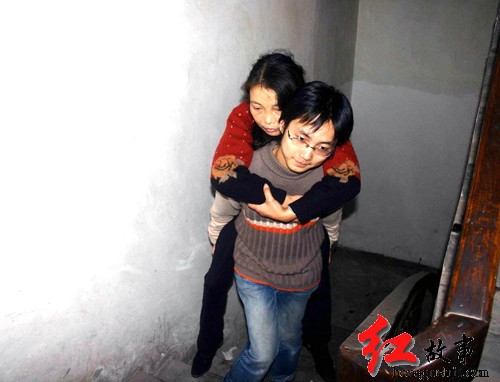 自強自力 背身患尿毒癥母親上學