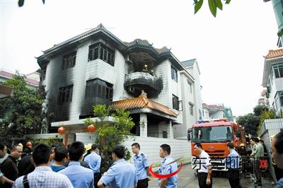 大火被撲滅后，別墅上一片焦黑，消防隊(duì)員進(jìn)入樓里搜尋 東莞時(shí)報(bào)記者 趙浛銳 攝