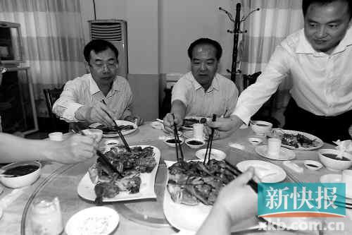 ■林少春（中）在汕尾市政府機關食堂吃工作餐時帶頭吃雞。南方日報供圖