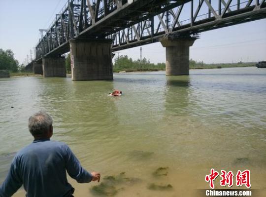 輕生女跳大運河80后民警冒險施救累虛脫昏迷