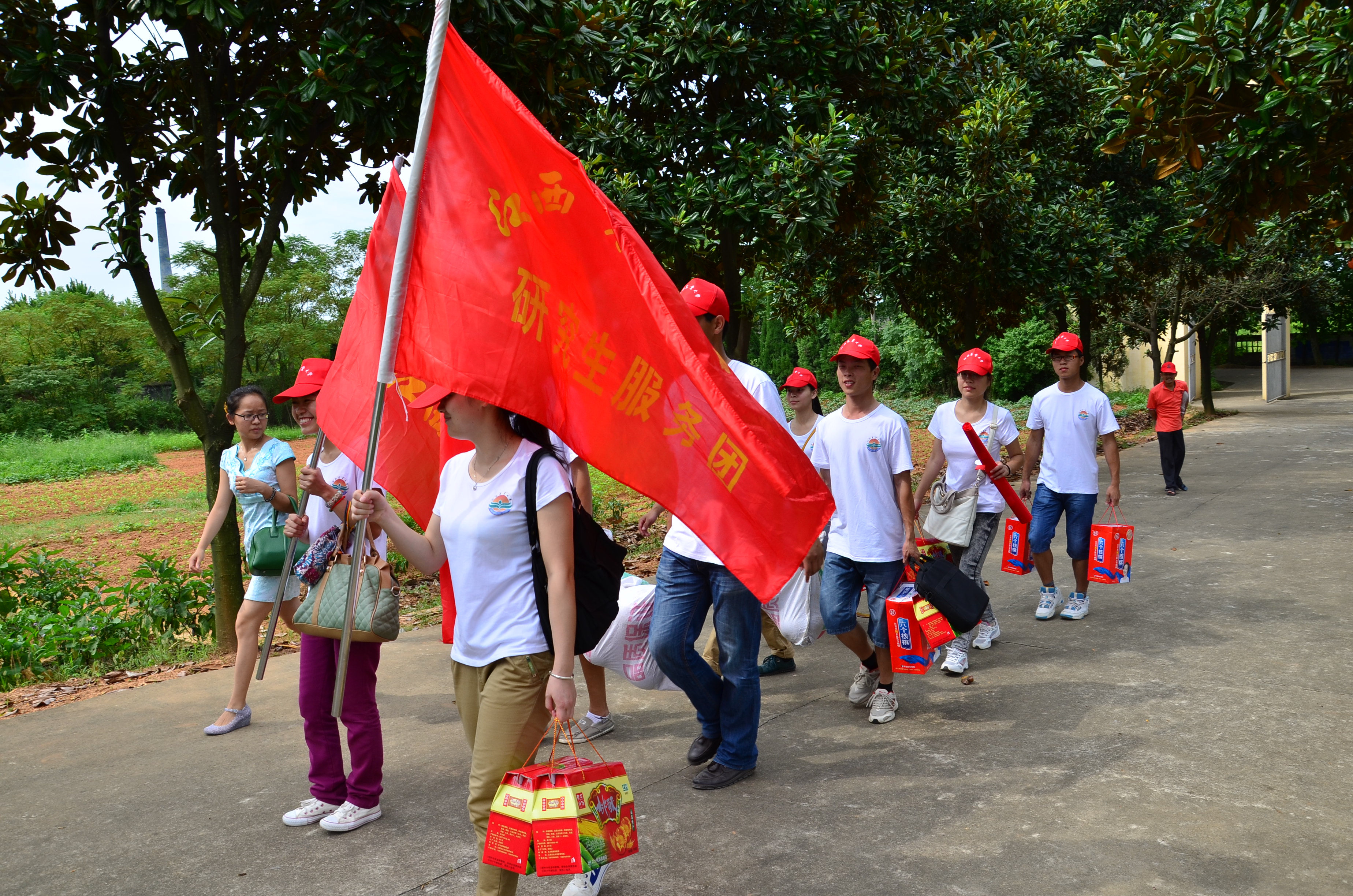 愛心獻給夕陽，溫馨留在心底 ——江西農大研究生實踐團拜訪石鎮敬老院 