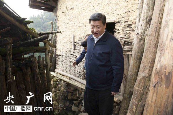 習近平赴湘西調研 摘柚子稱“這是技術活”(圖)