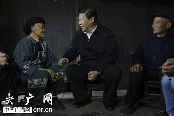 習近平赴湘西調研 摘柚子稱“這是技術活”(圖)