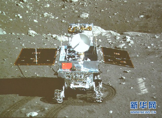 嫦娥成功與玉兔號月球車互拍 五星紅旗亮相月面