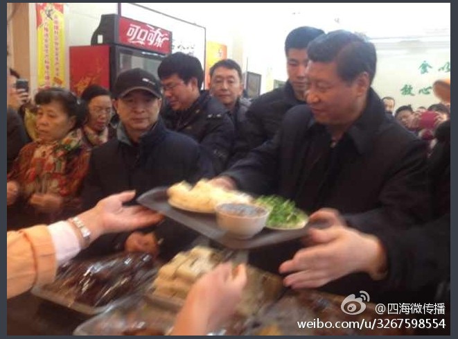 習大大排隊買包子自己買單端盤子