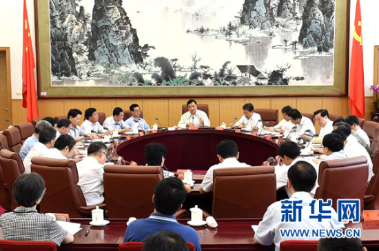 7月5日，中共中央政治局常委、中央黨的群眾路線教育實(shí)踐活動(dòng)領(lǐng)導(dǎo)小組組長(zhǎng)劉云山在北京主持召開中央黨的群眾路線教育實(shí)踐活動(dòng)領(lǐng)導(dǎo)小組會(huì)議。新華社記者 劉建生 攝
