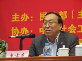 參加民政部代英烈盡孝活動