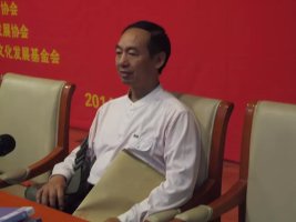 參加民政部代英烈盡孝活動