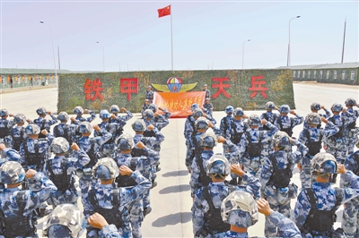 出征動員，官兵面向上甘嶺戰旗宣誓