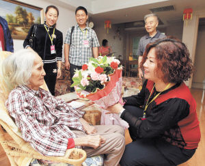 探望百歲老人弘揚孝道文化