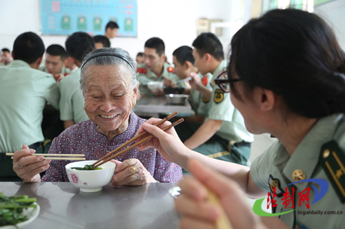 “兵兒女”為駐地獨居老人送上母親節溫暖