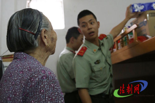 “兵兒女”為駐地獨居老人送上母親節溫暖