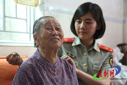 “兵兒女”為駐地獨居老人送上母親節溫暖