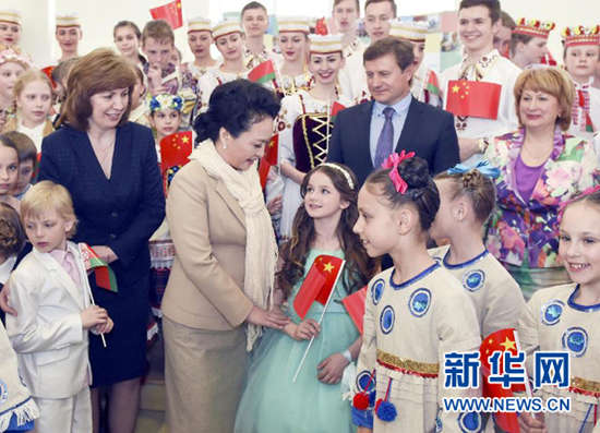 5月11日，習近平主席夫人彭麗媛在明斯克參觀白俄羅斯國家兒童和青少年藝術創作中心。這是彭麗媛同孩子們親切交流。新華社記者 李學仁 攝