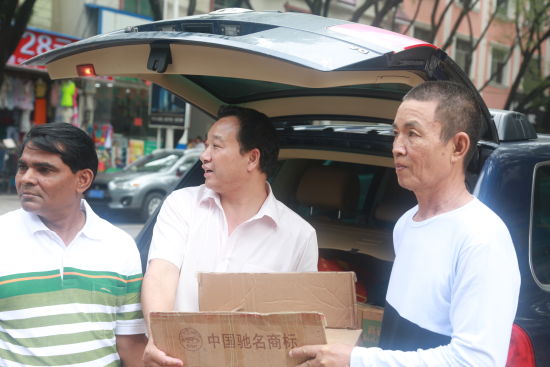 左一：云南省珠寶協會瑞麗緬商協會會長彭覺先生、中間：玉觀音慈善基金姜晉松主任、右一：中緬小學老師一起搬運愛心物資