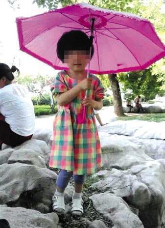 女童被幼兒園長(zhǎng)遺忘車內(nèi)9小時(shí)死亡孩子身體像蒸熟了一樣