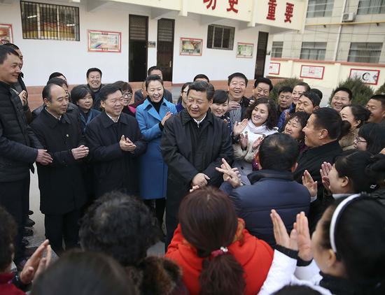 2015年2月14日上午，習近平在延安市楊家?guī)X福州希望小學視察后，與聞訊趕來的附近群眾親切交流并向大家拜年。 新華社記者 蘭紅光 攝