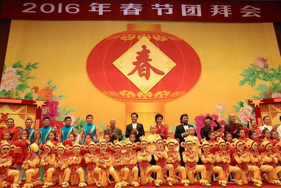2016年2月6日，中共中央、國務院在北京人民大會堂舉行2016年春節(jié)團拜會。這是在團拜會上參加表演的演員。 新華社記者 龐興雷 攝