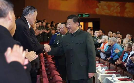 2016年1月28日，中央軍委慰問駐京部隊老干部迎新春文藝演出在北京舉行。中共中央總書記、國家主席、中央軍委主席習近平出席，向在場的軍隊老同志，向全軍離退休老干部，致以新春問候和祝福。新華社記者 李剛 攝