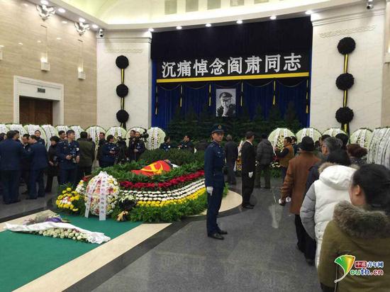 上千群眾自發送別閻肅。中國青年網 記者 李拓 攝