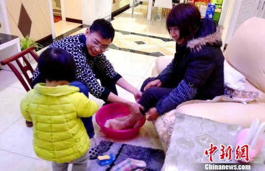 一名干部在家為母親洗腳 王元奎 攝