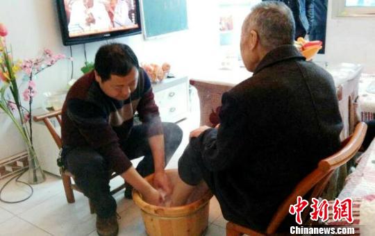 湖北長(zhǎng)陽為干部布置“寒假作業(yè)” 張士軍 攝